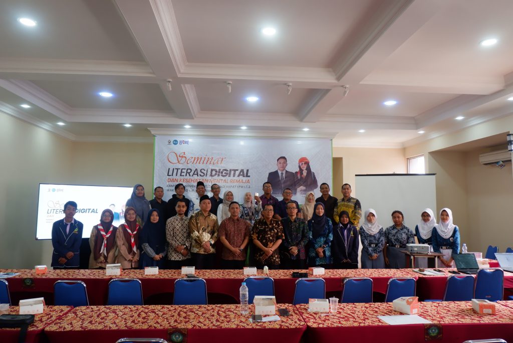 TEAM PENGABDIAN KEPADA MASYARAKAT  (PKM) UIN Siber Syekh Nurjati Cirebon: Tingkatkan Kesadaran Digital dan Kesehatan Mental Remaja, UIN Siber Syekh Nurjati Cirebon Gelar Seminar Literasi Digital